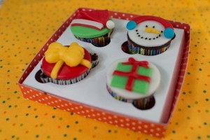 Linda caixa com 4 mini cupcakes
